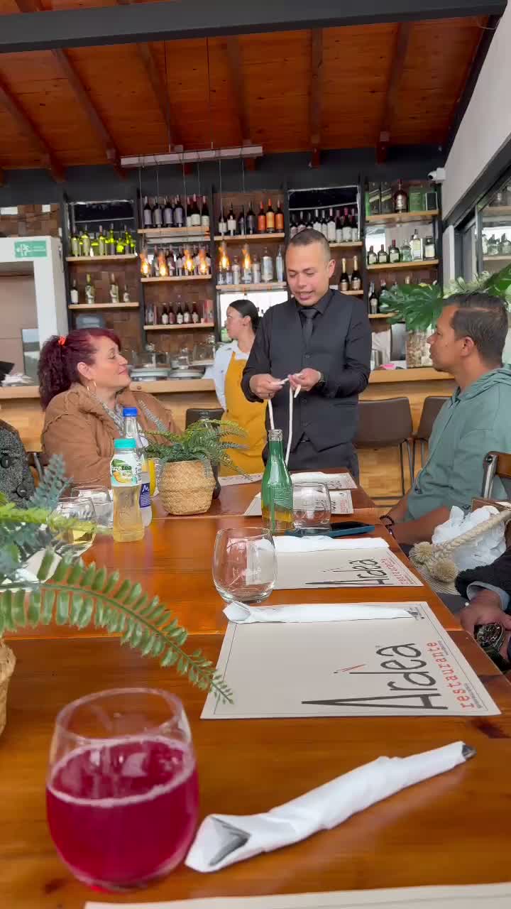 Jason Niel realizando magia de cerca en la mesa de un restaurante